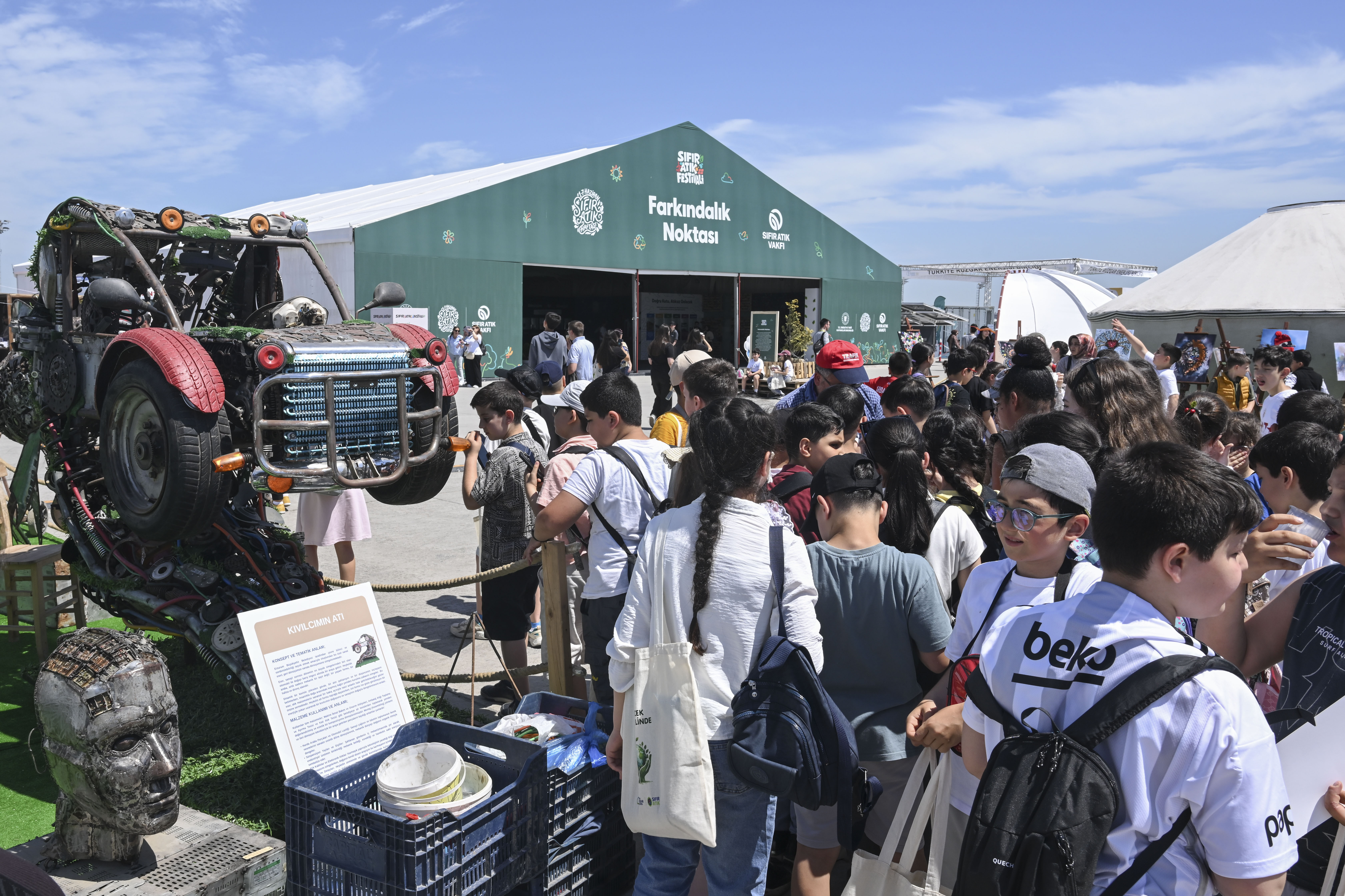 Atatürk Havalimanı'nda kapılarını ziyaretçilere açan Sıfır Atık Festivali'ne vatandaşlar yoğun