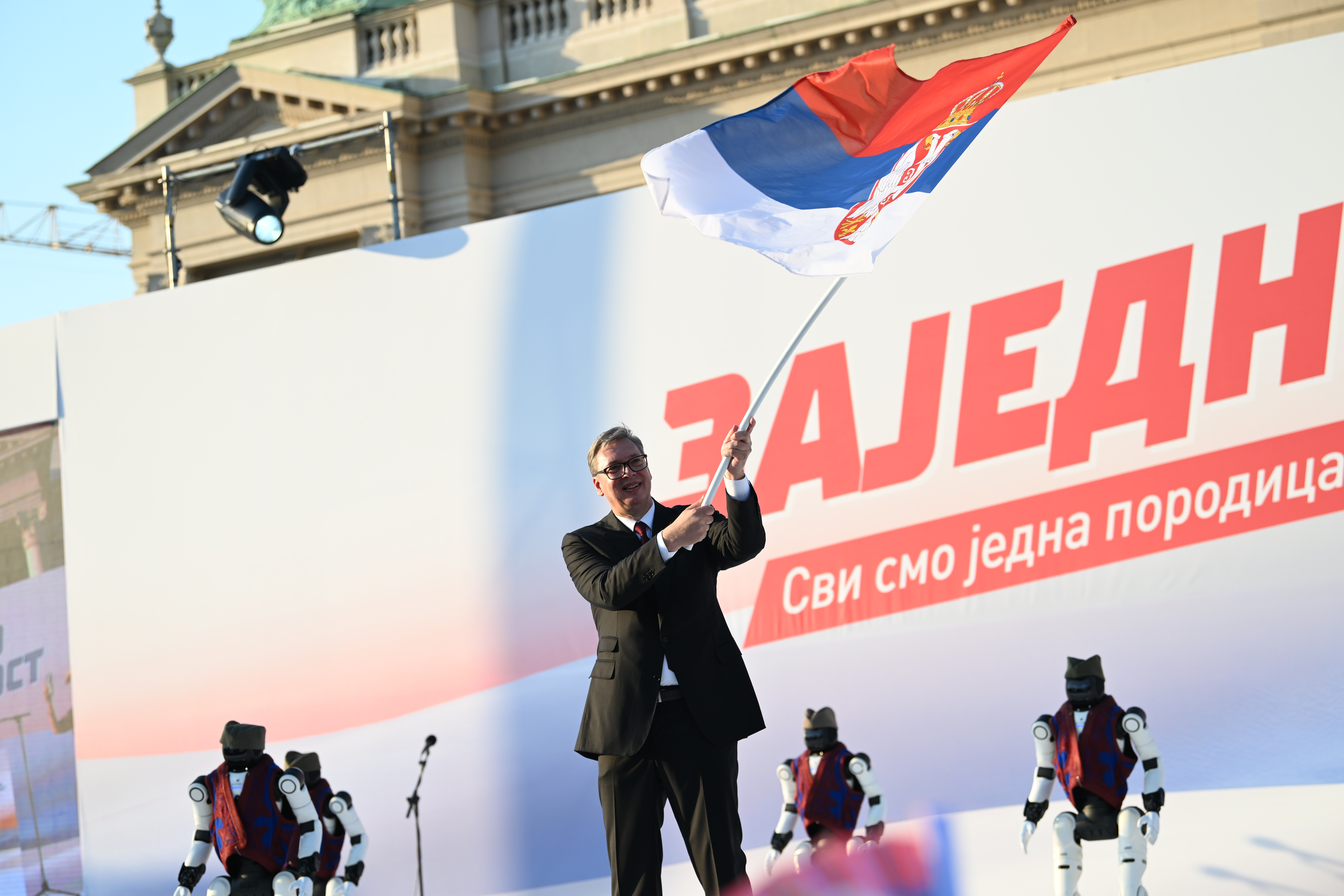 Sırbistan Cumhurbaşkanı Aleksandar Vucic, birkaç hafta içinde görevinden istifa edeceğini