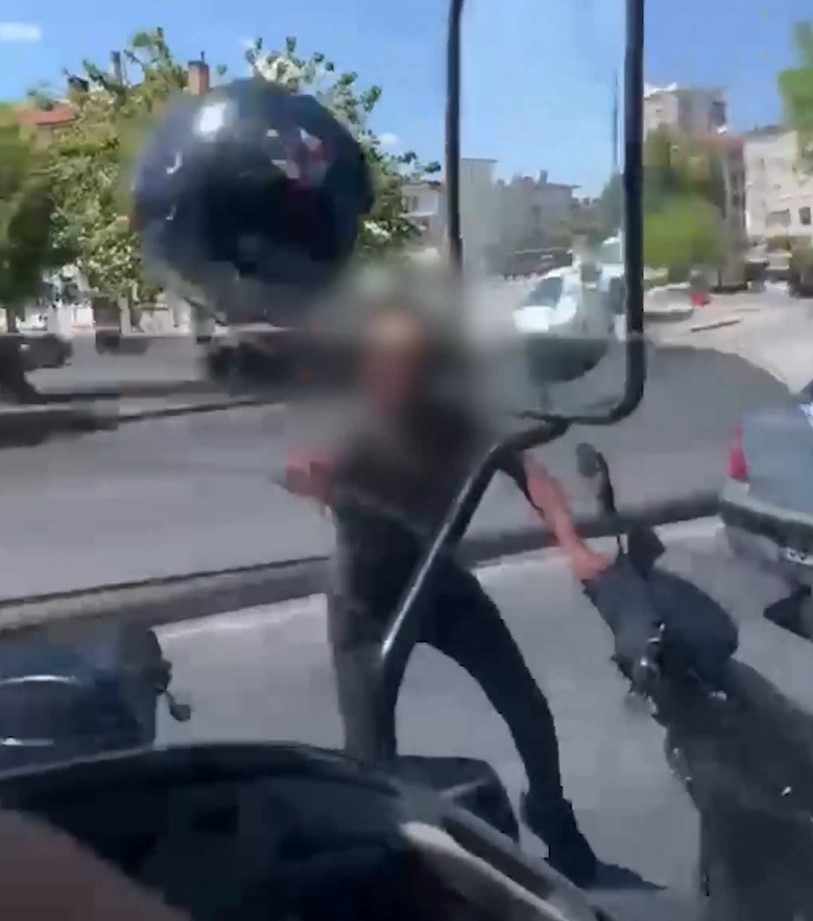 Kayseri'nin Melikgazi ilçesinde trafikte tartıştığı aracın sürücüsüne kaskını fırlatan motosiklet