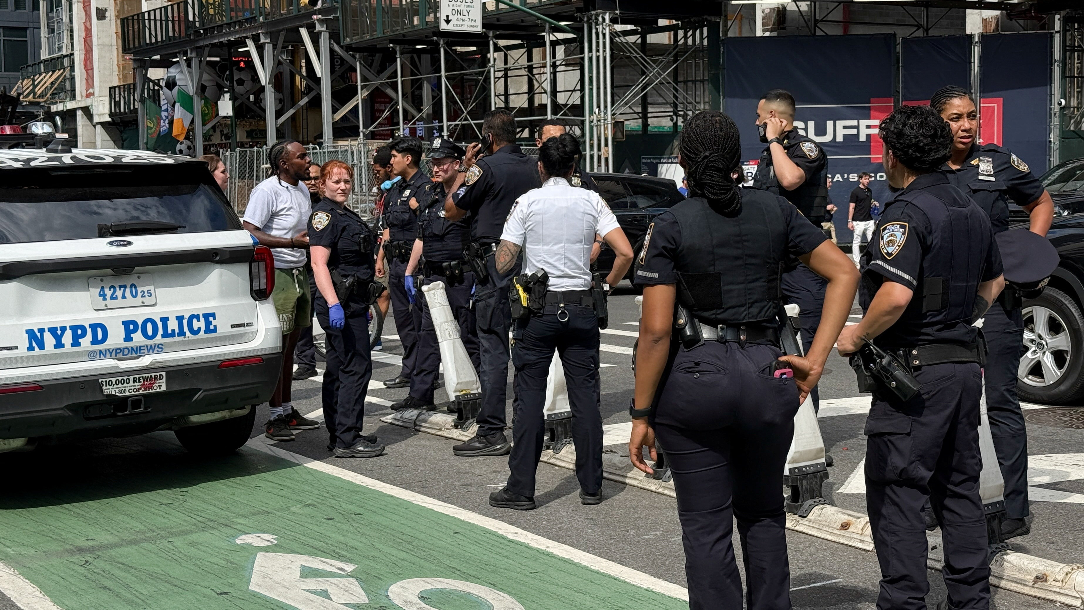 ABD'nin New York kentindeki ünlü Times Meydanı'nda 4-5 el silah
