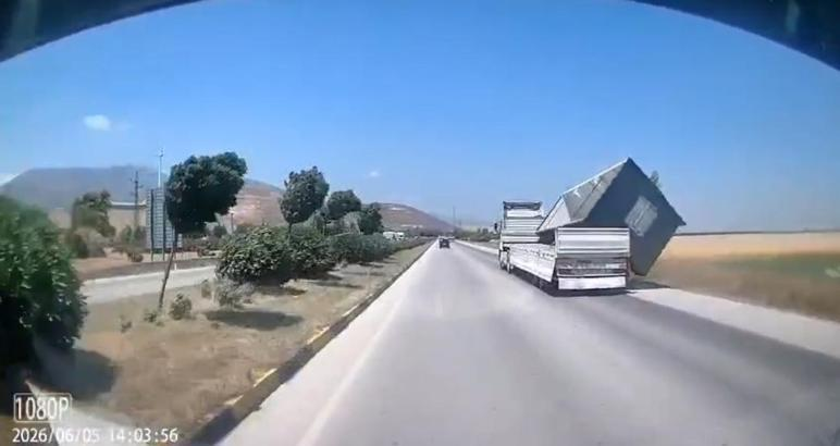 Hatay'da seyir halindeki TIR’ın taşıdığı konteyner, fırtınanın etkisiyle düştü