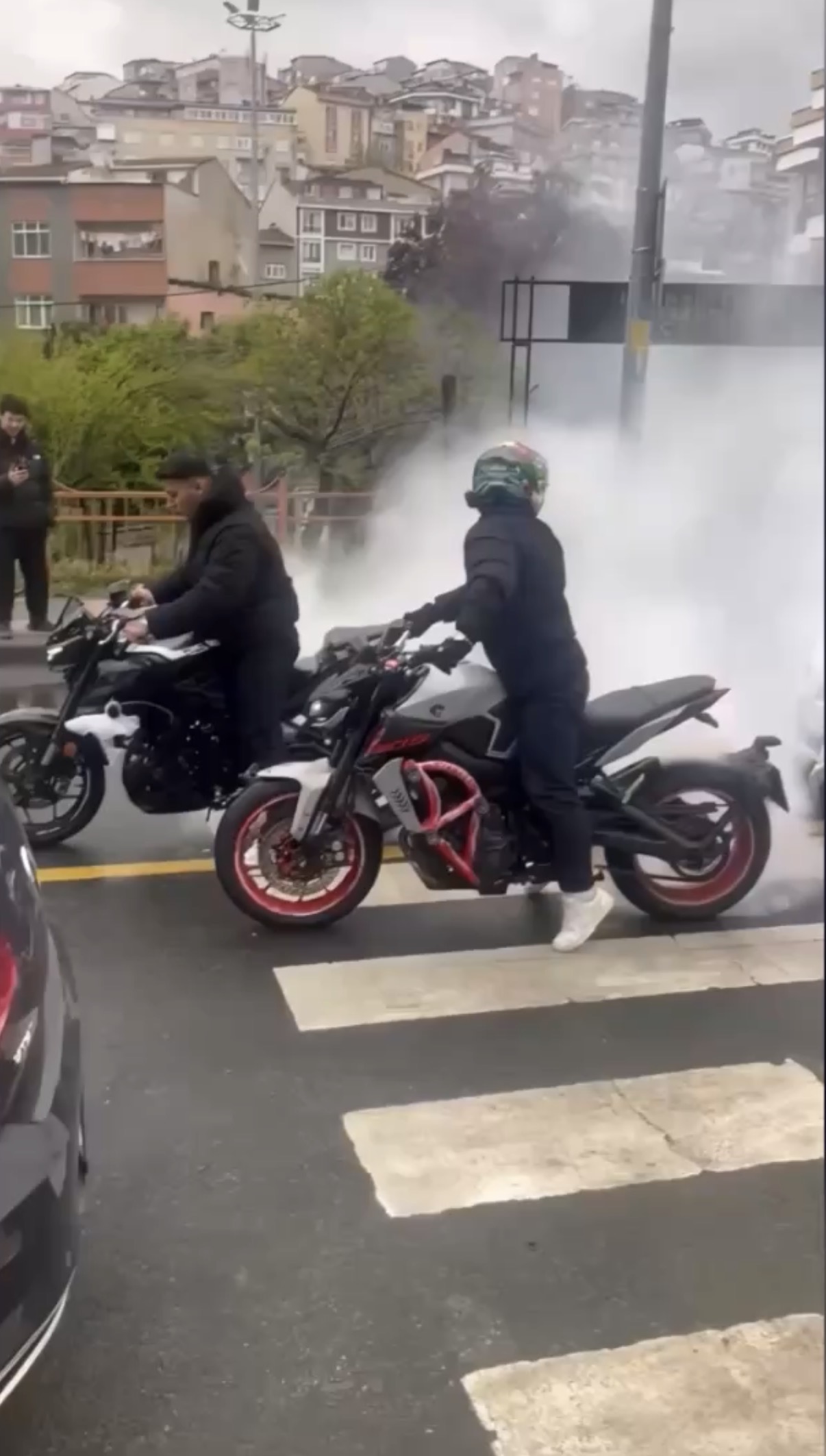 Kağıthane'de düğün konvoyunda motosikletiyle trafik akışını engelleyip patinaj çeken ve