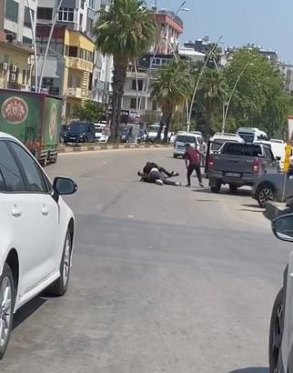 Adana'da yanlarında pompalı tüfek bulunan 2 kişi, trafikte tartıştıkları kamyonet