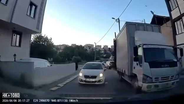 Pendik'te nakliye kamyonunun eşya indirmek için park ettiği sokakta iki
