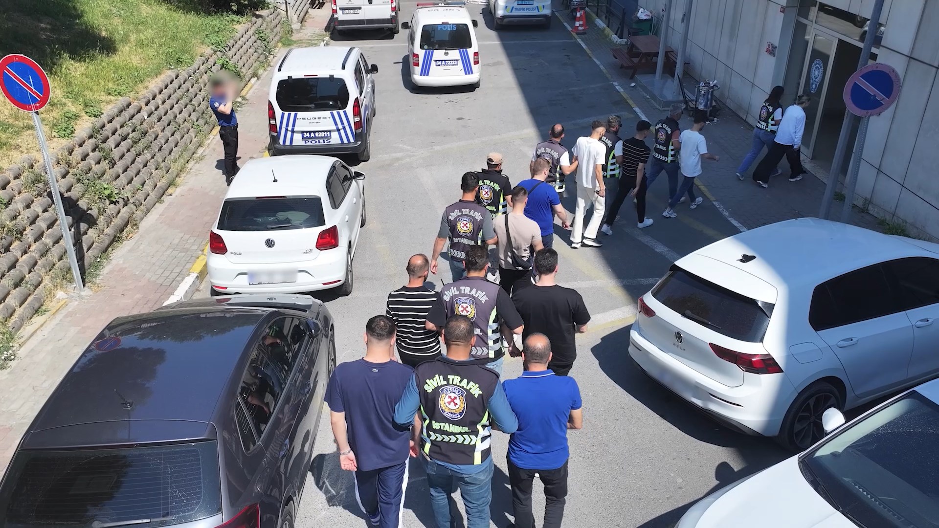Avcılar D-100 Karayolu'nda düğün konvoyu yaparak trafik güvenliğini tehlikeye düşürdüğü