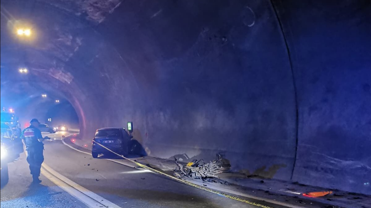 Artvin'de, karayolu tünelinde otomobil ile motosiklet çarpıştı. Kazada 26 yaşındaki