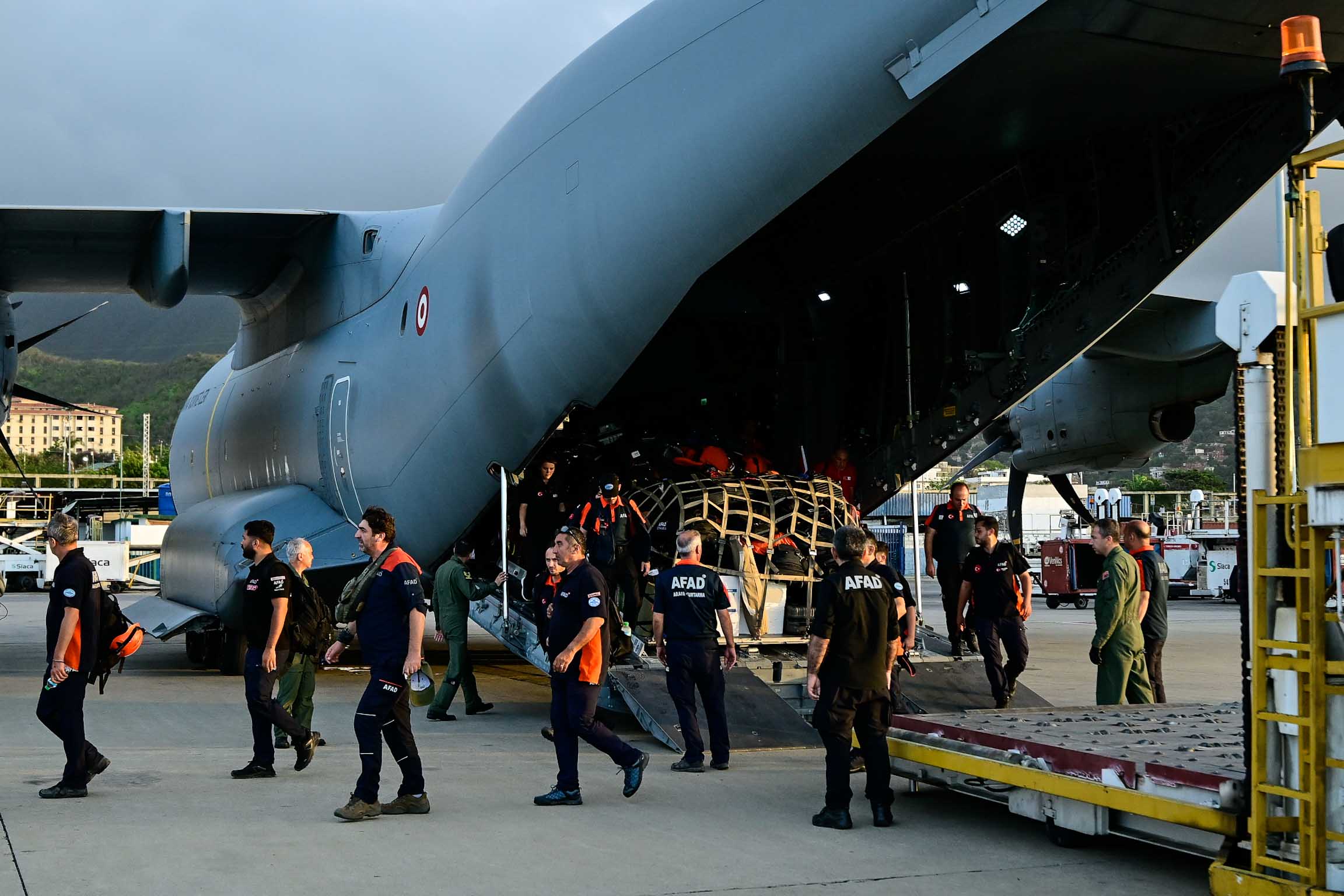 Türkiye’den yola çıkan arama kurtarma ekipleri, 7.2 ve 7.5 büyüklüğündeki