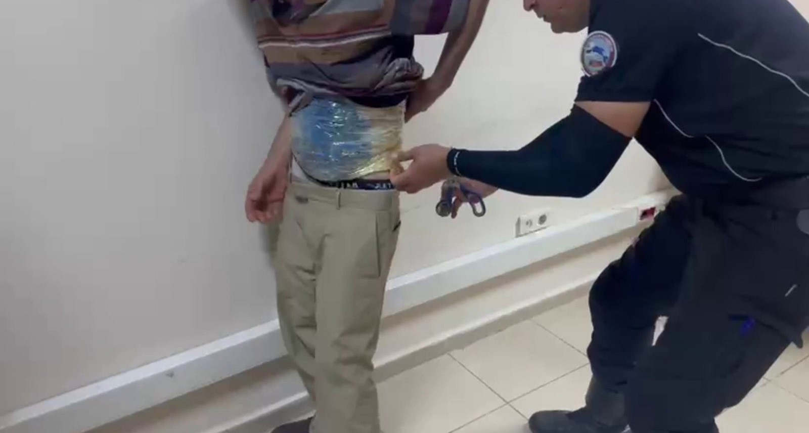 Hatay'da polis ekipleri tarafından gerçekleştirilen çalışmalarda, vücudunun bel ve bacak