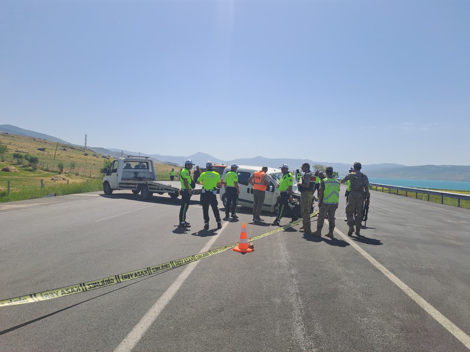 Van'ın Erciş ilçesinde hafif ticari aracın, park halindeki askeri araca