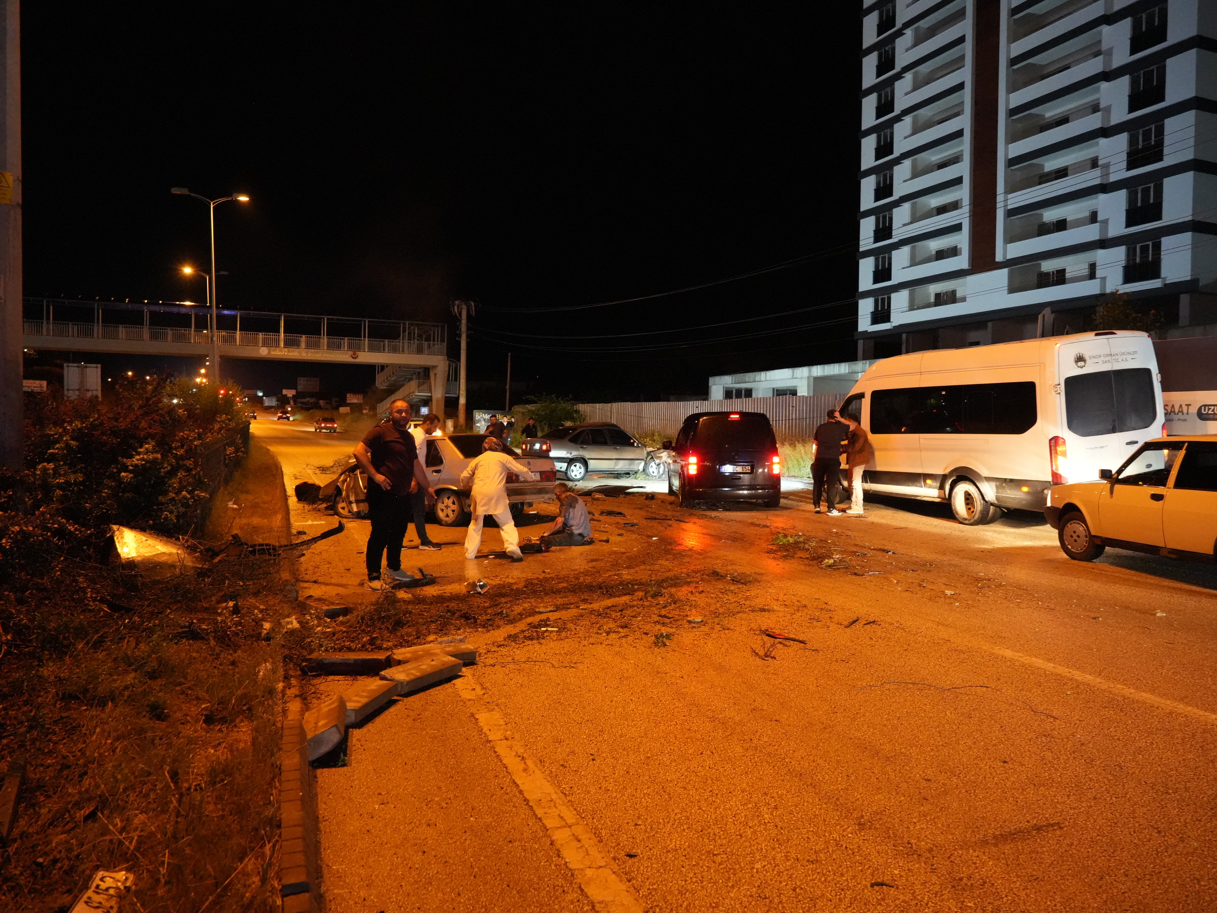 Kastamonu'da refüje çarpan otomobildeki yaralıya müdahale etmek isteyen vatandaşlara başka