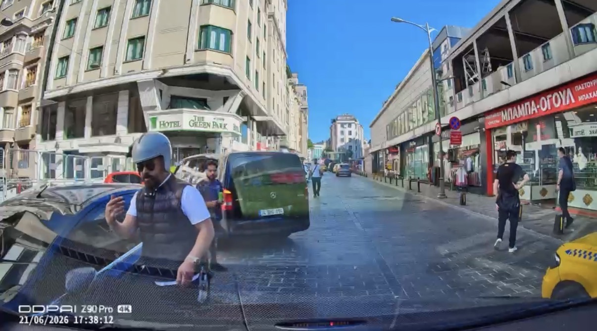 Beyoğlu’nda yol kenarında park halindeki aracında bekleyen sürücüyle, motosikletli 2
