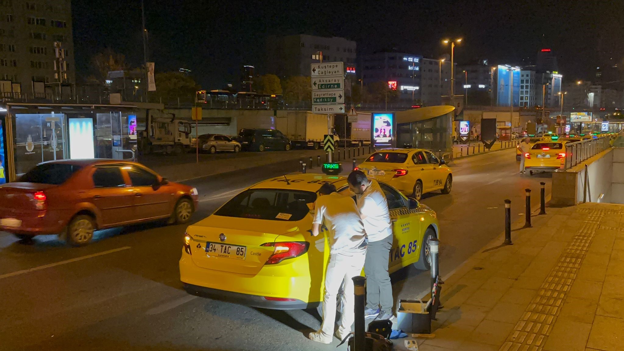İstanbul'da seyir halindeyken tartıştığı yolcunun darp ettiği taksici çıkan kavgada