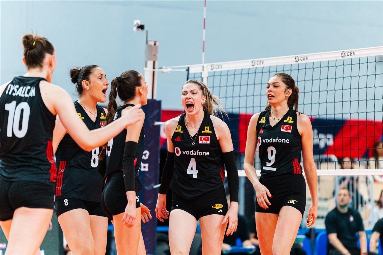 18 Yaş Altı Milli Kadın Voleybol Takımı finale yükseldi. Milliler
