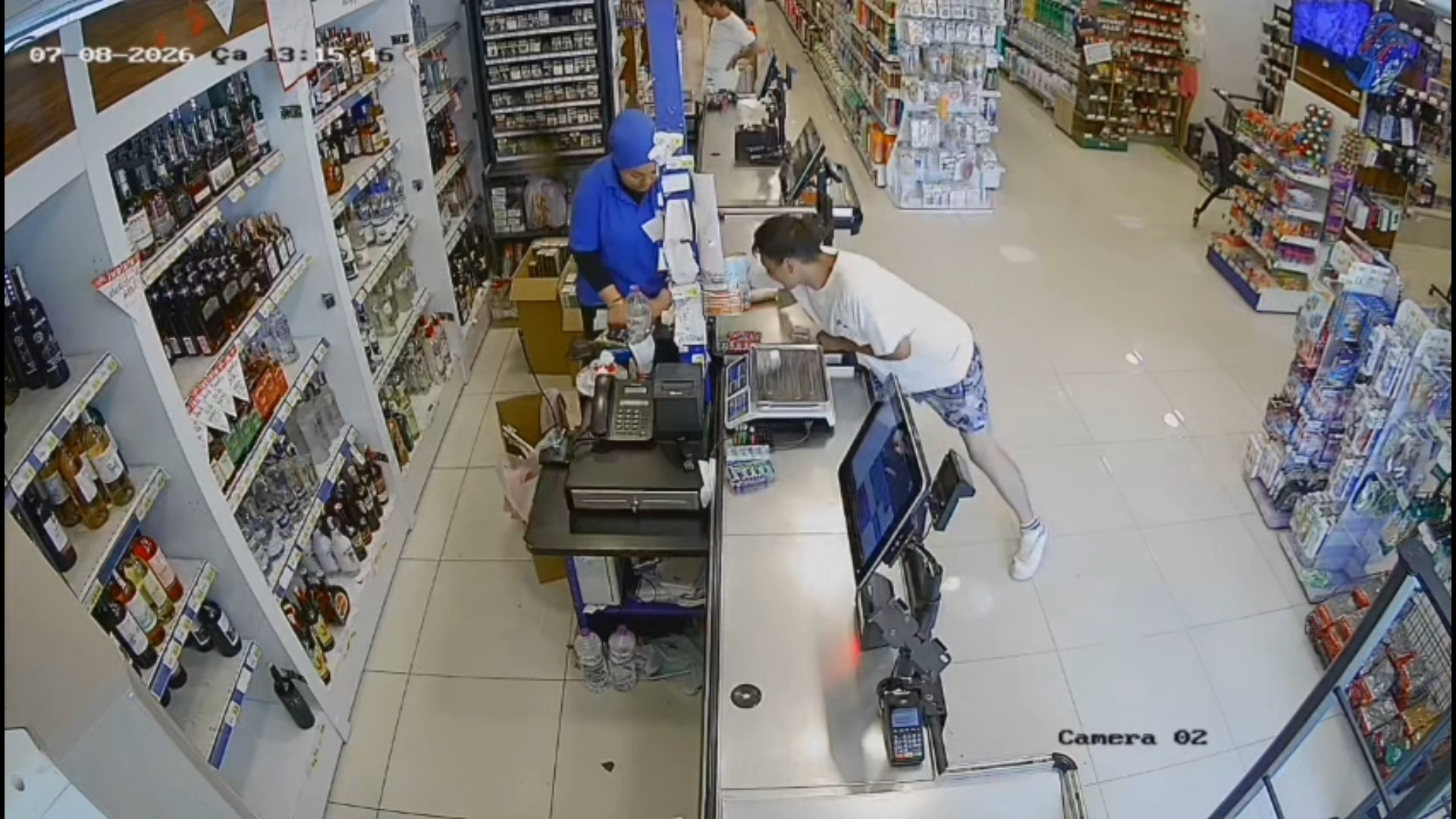 Antalya'da 18 yaşındaki bir şahıs, marketi soyduktan sonra içinde 10