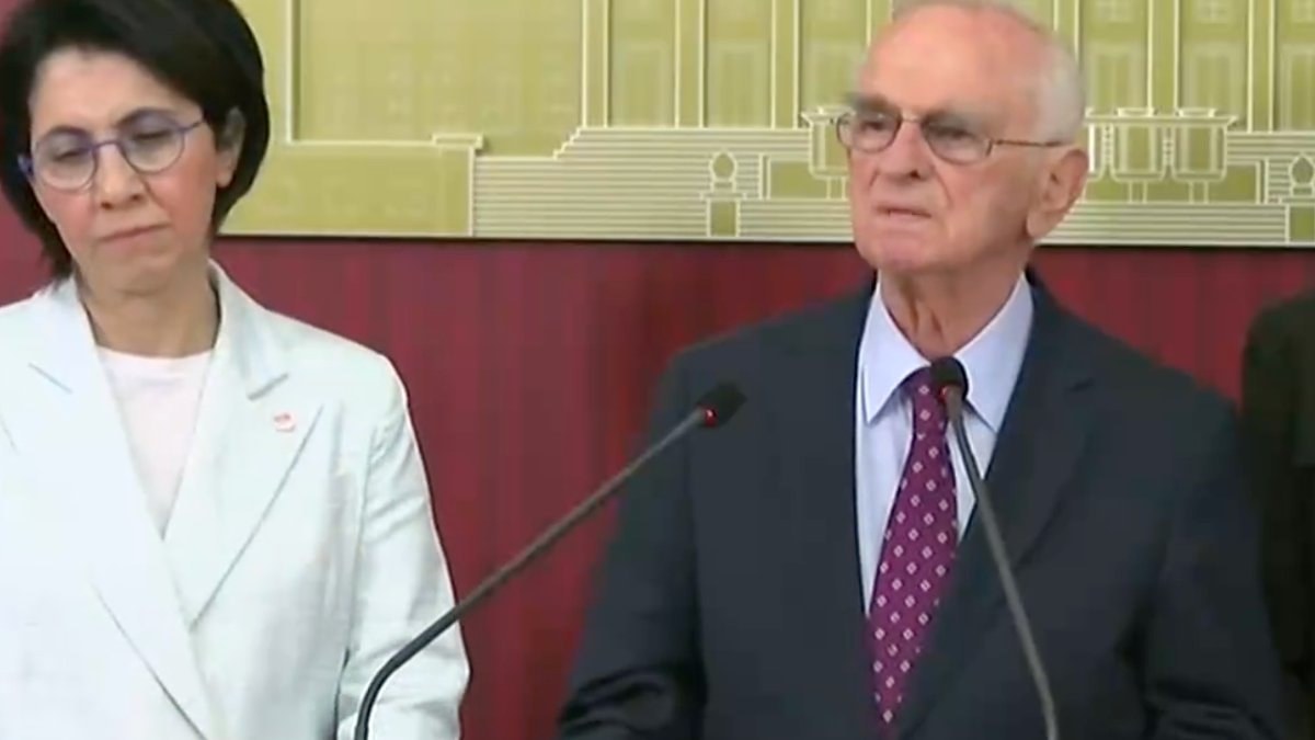 Eski CHP Genel Sekreteri Önder Sav, 70 yıldır üyesi olduğu