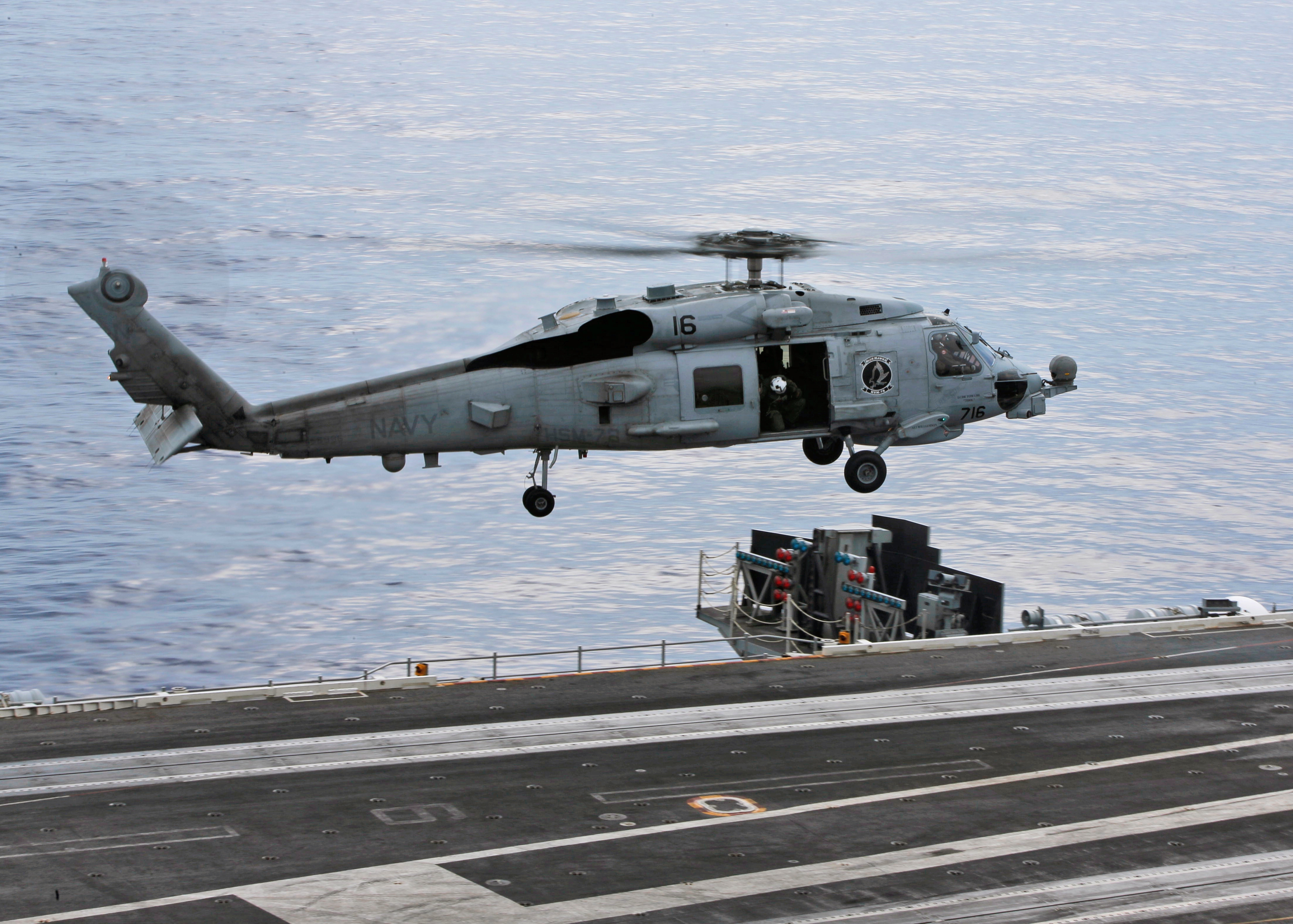 ABD ordusuna ait bir askeri helikopter Umman Denizi'ne acil iniş