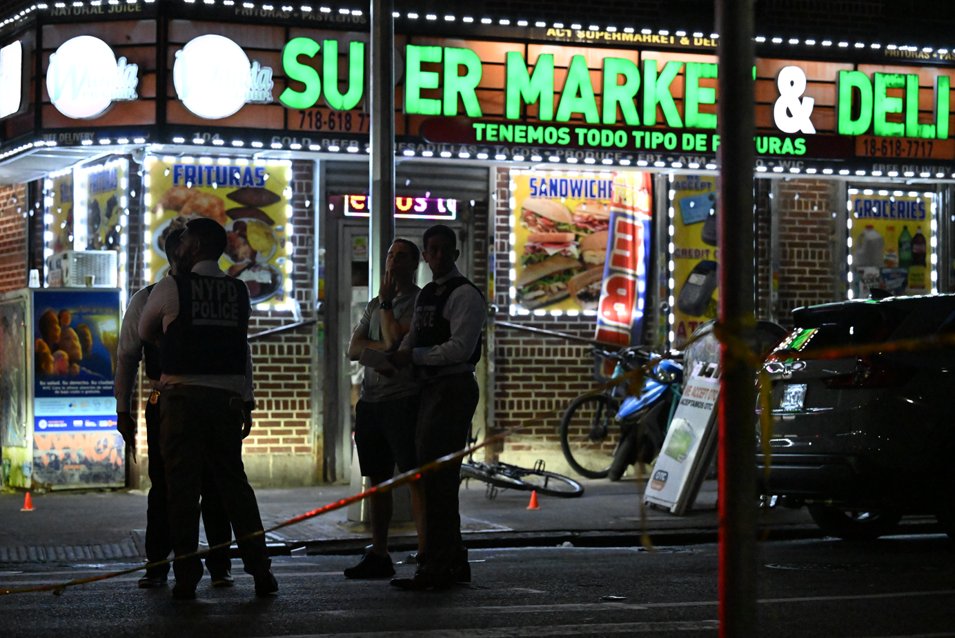 New York'ta bir süper marketin önünde düzenlenen silahlı saldırıda 12