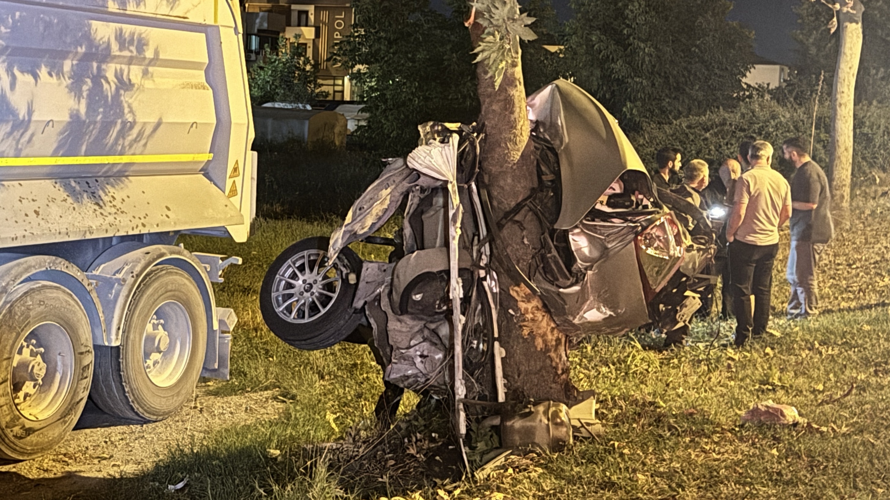 Sakarya'nın Erenler ilçesinde ağaca çarpıp kağıt gibi ikiye bölünen otomobilin