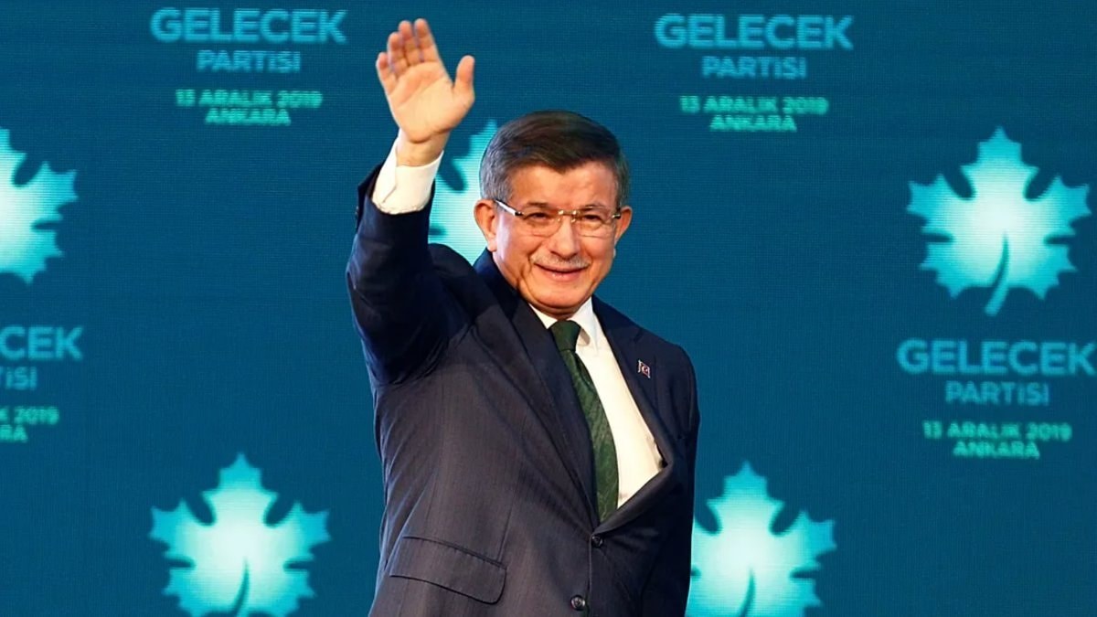 Gelecek Partisi Genel Başkanı Ahmet Davutoğlu'nun aktif siyaset hayatını noktalamaya