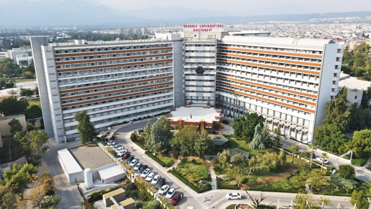 Antalya Akdeniz Üniversitesi Hastanesi'nde görev yapan doktor öğretim görevlisi Fatih