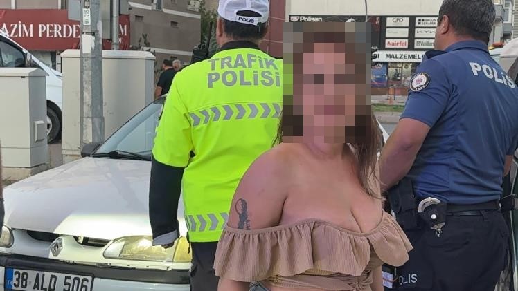 Kayseri’nin Kocasinan ilçesinde kazaya bakan ekiplerin şüphe üzerine durdurduğu otomobil