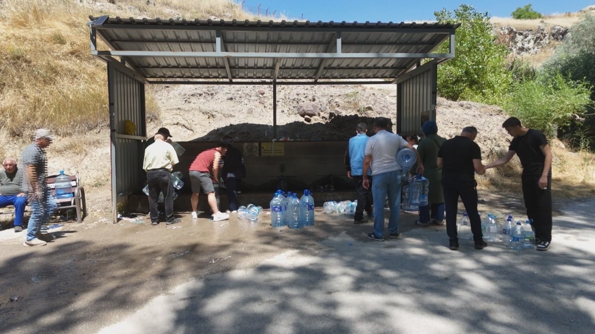 Altındağ ve Mamak'ta günlerdir susuz kalan vatandaşlar, marketlerde ambalajlı su