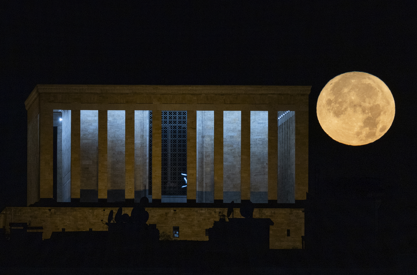 Türkiye genelinde görsel şölen oluşturan dolunay, Ankara'da Anıtkabir ve Kocatepe