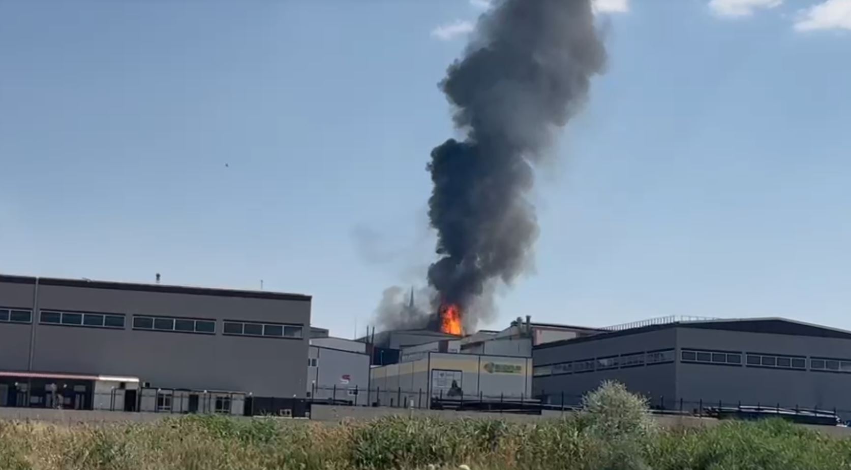 Ankara'nın Kahramankazan ilçesinde atık yağ fabrikasında çıkan yangın paniğe neden
