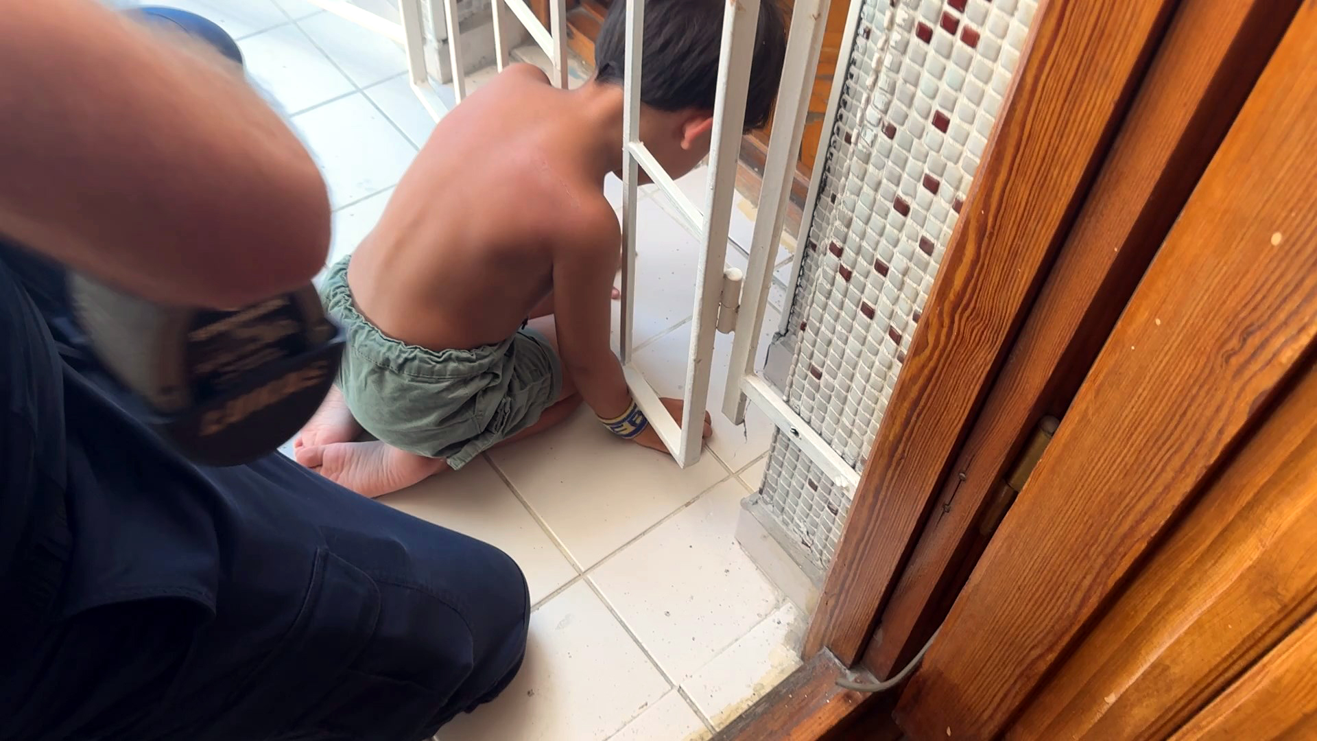 Avcılar’da evlerinin balkonundaki demir kapının parmaklıkları arasına başını sıkıştıran 4