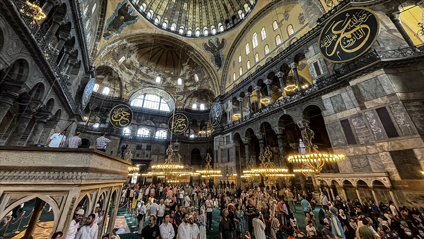 Ayasofya Camisi'nin ziyaret bölümünde yüksek sesle İncil okuduğu iddia edilen