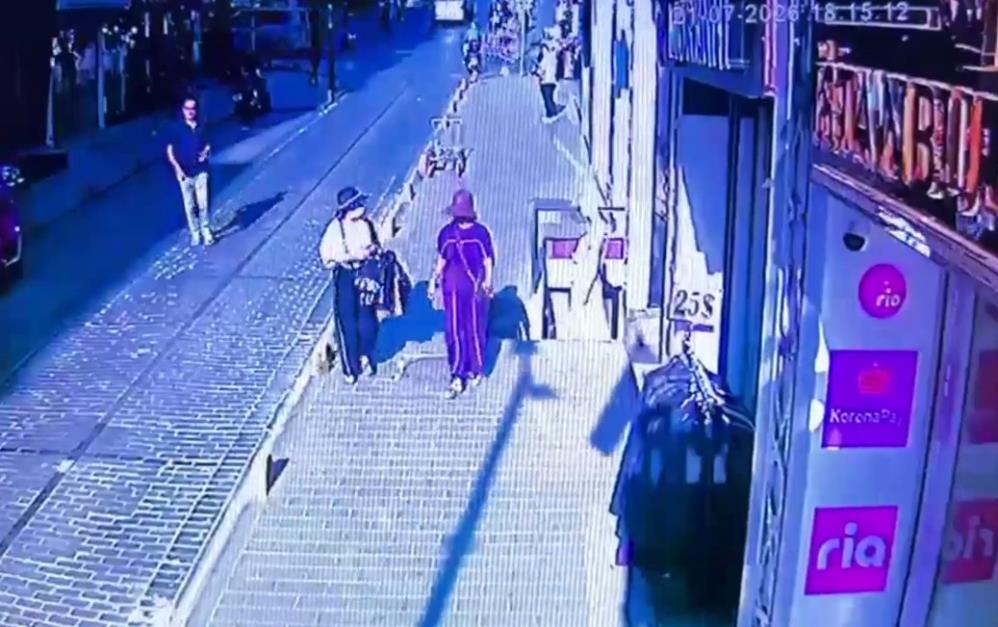 İstanbul'da iki kadın turistin cüzdanları çalındı. Çocuk yaştaki hırsızların suç