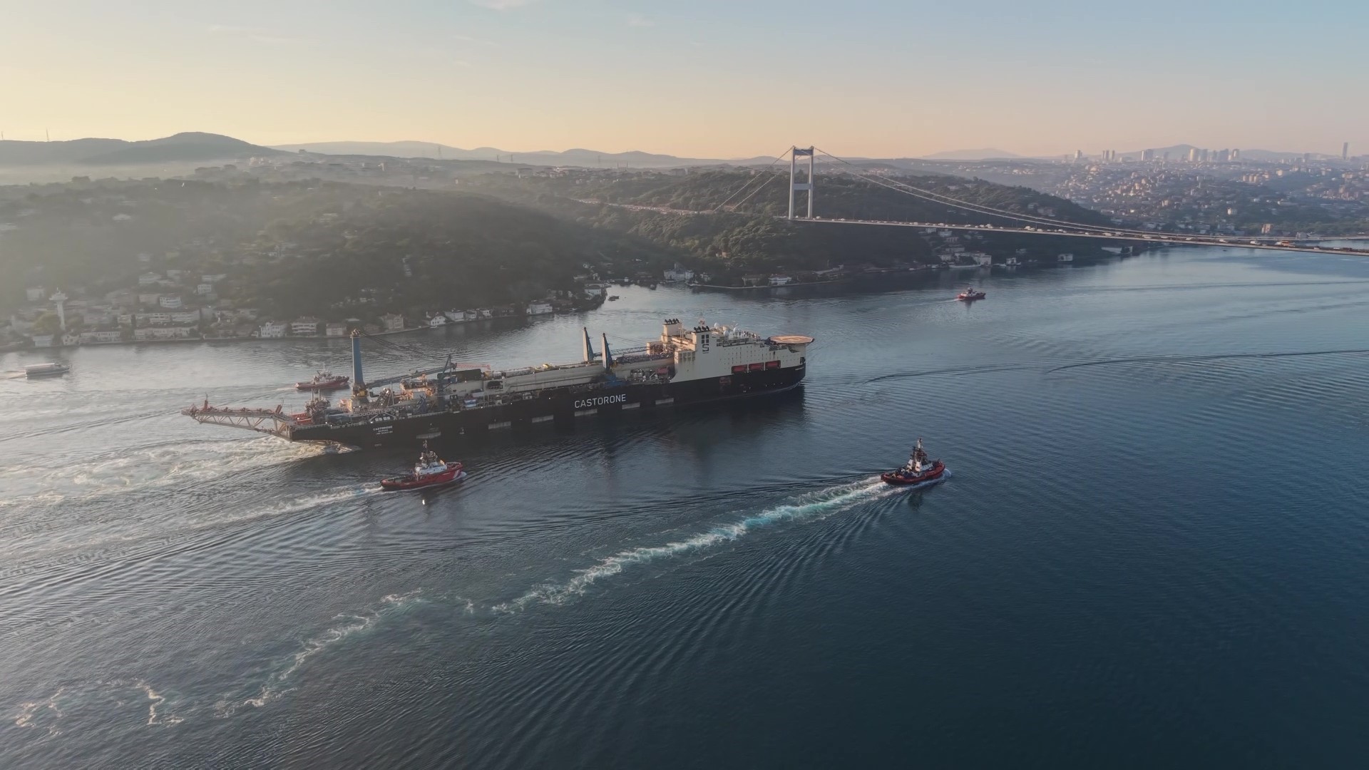 İstanbul Boğazı, dünyanın en büyük boru hattı döşeme gemilerinden biri