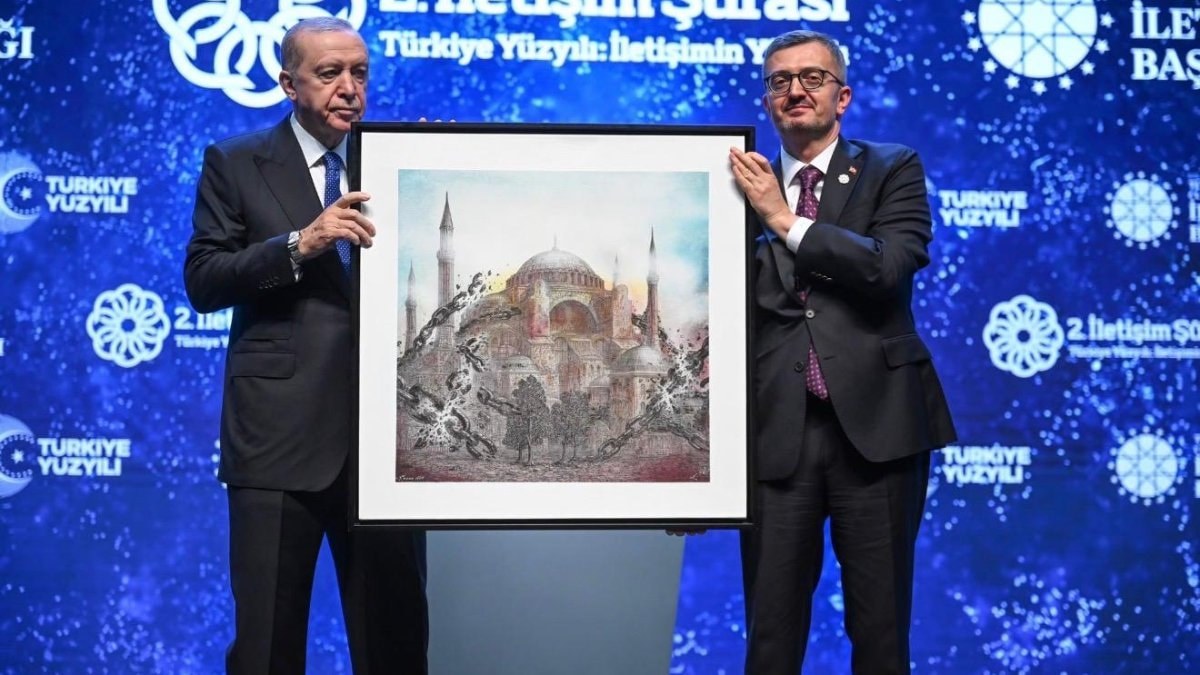 2. İletişim Şurası'nda Cumhurbaşkanı Recep Tayyip Erdoğan'a, Ayasofya'nın yeniden ibadete