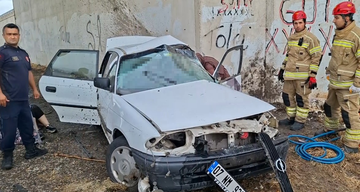 Bursa'nın Karacabey ilçesinde kontrolden çıkan araç, köprünün beton duvarına çarptı.