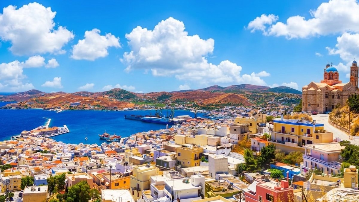 Yunanistan'ın cennet adası Siros'taki bir hayvan barınağı, kurtarılan kedilerin bakımı