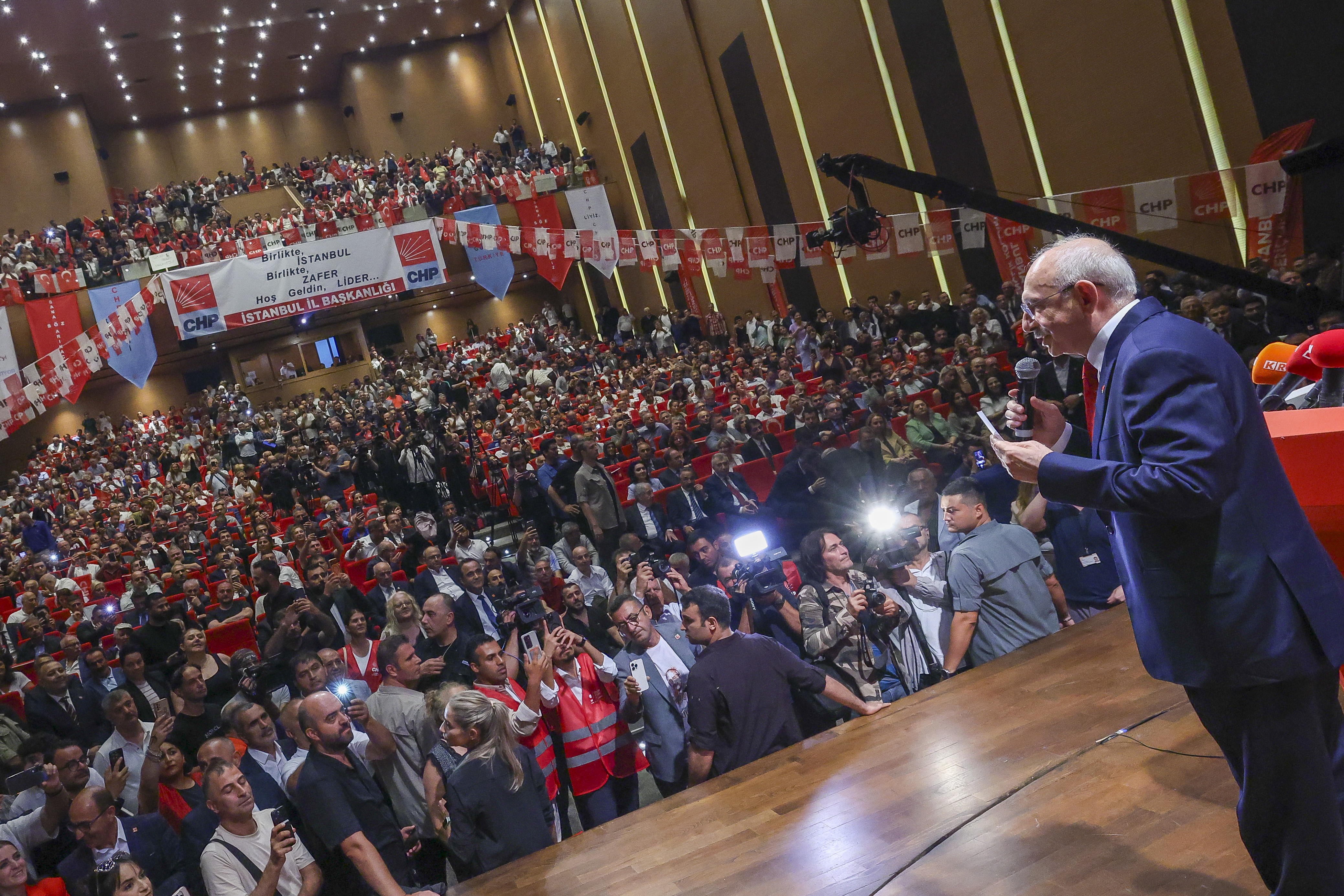 CHP etkinliğine cast ajanslarından para karşılığı figüran getirildiği iddia edildi.