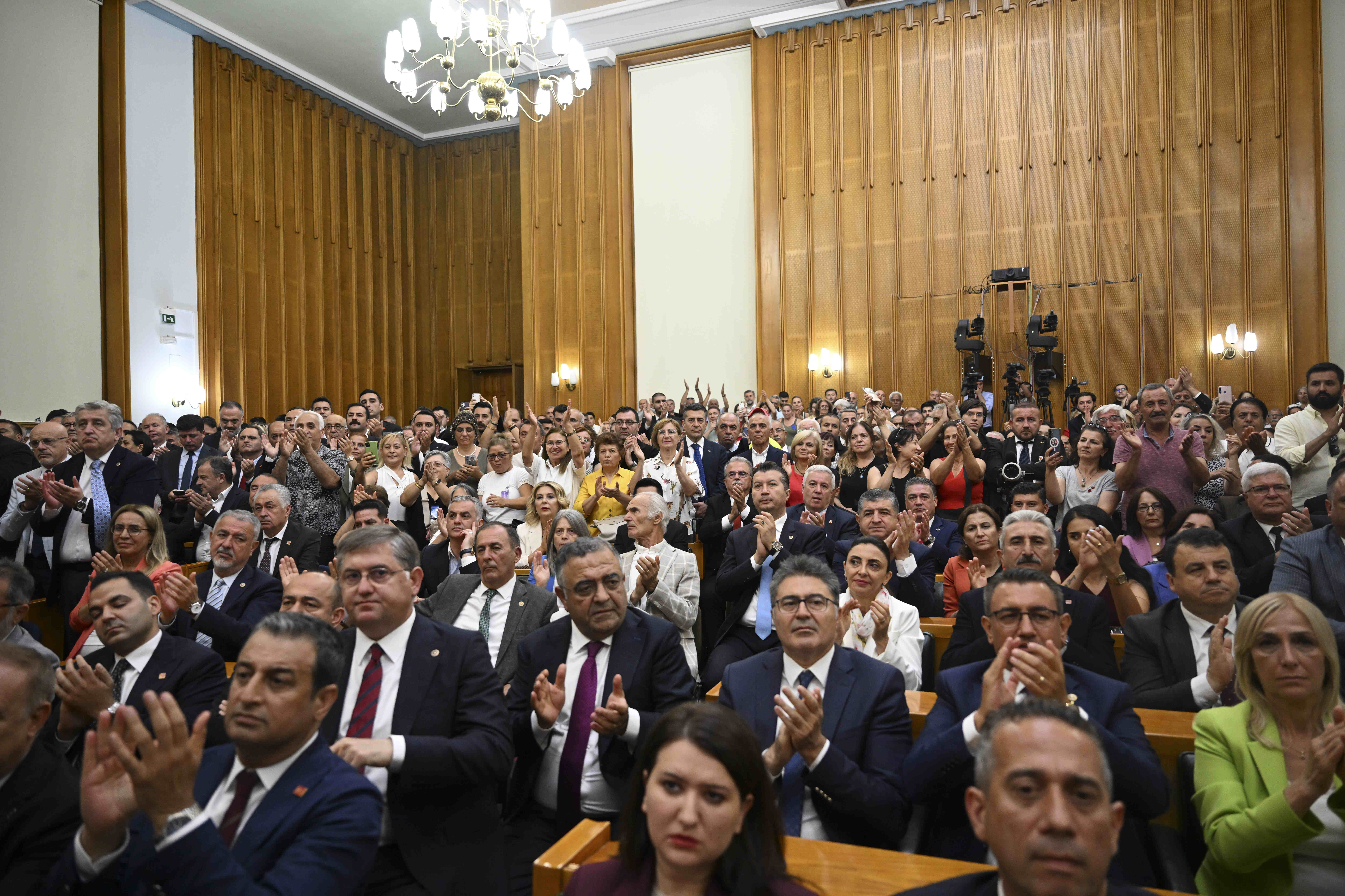 Bir süredir "mutlak butlan" tartışmaları yaşanan CHP'de bazı milletvekileri perşembe