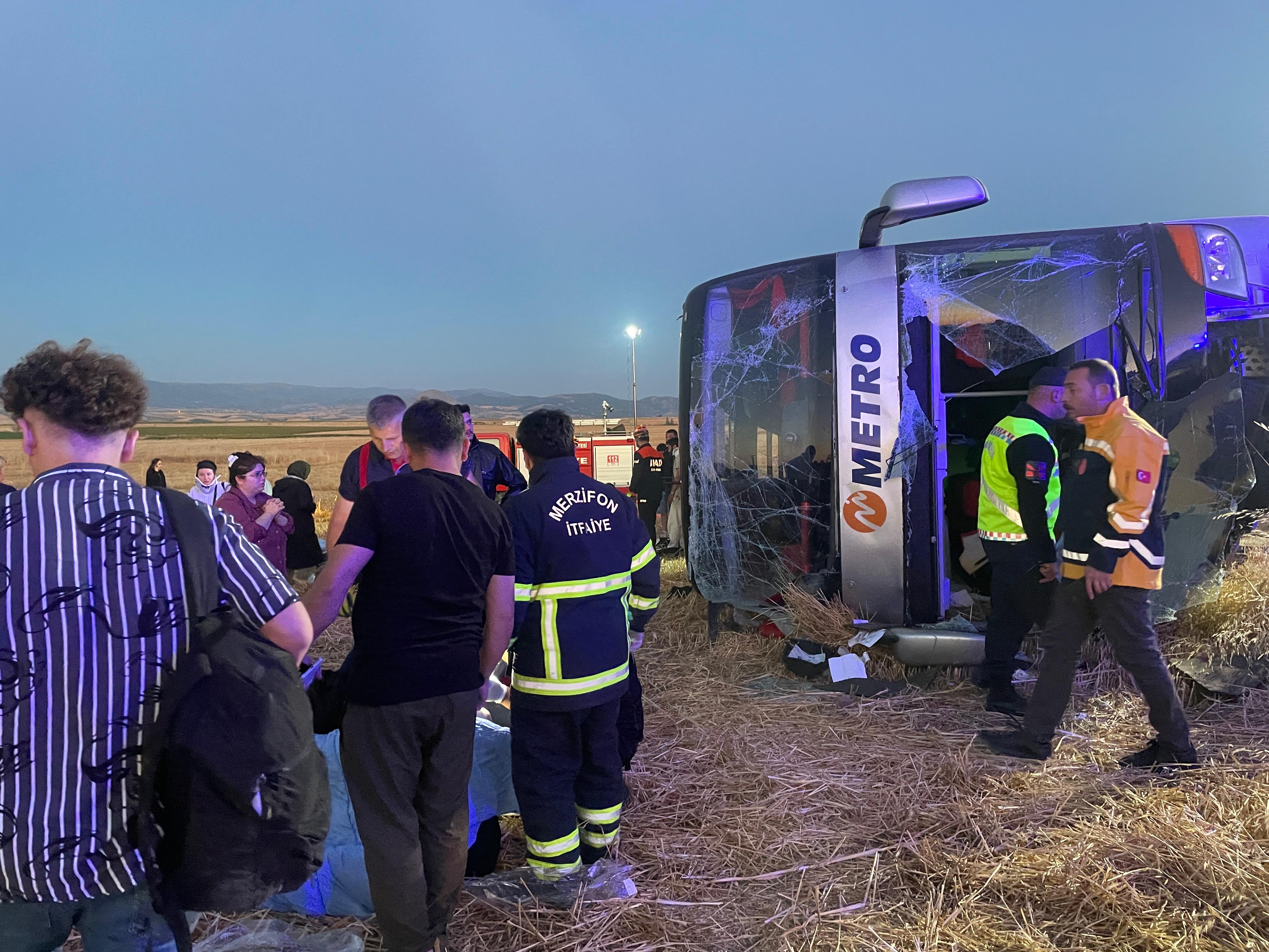 İstanbul-Ordu seferini yapan otobüs, Merzifon'da devrildi. Araçtaki 46 kişi yaralandı.