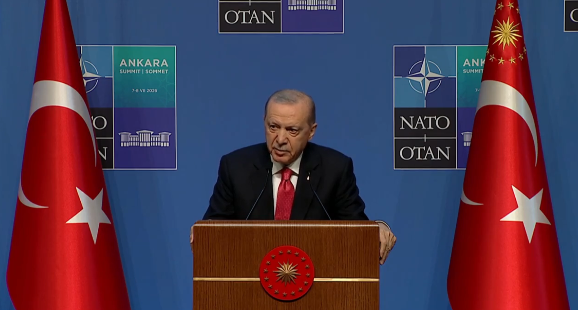 Cumhurbaşkanı Recep Tayyip Erdoğan, NATO zirvesinin kapanış konuşmasını yapıyor.