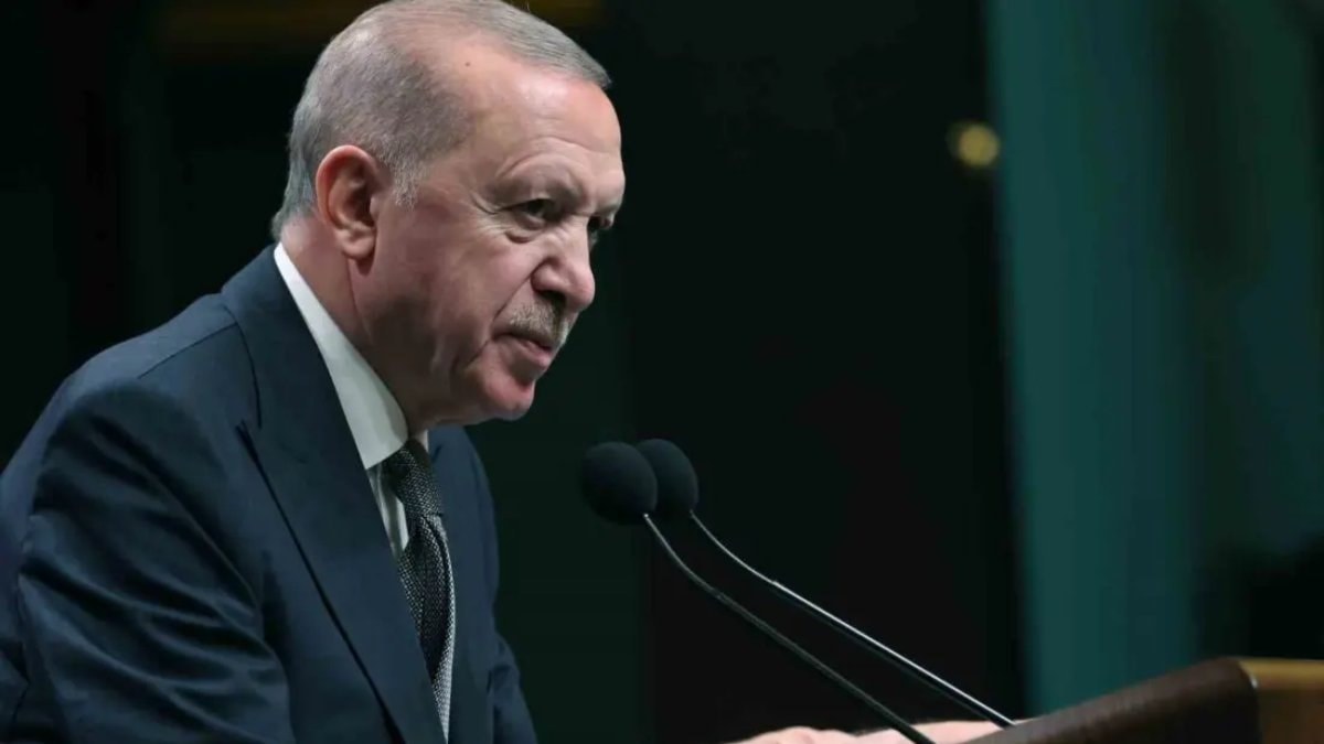 Cumhurbaşkanı Erdoğan, cuma namazı çıkışı gazetecilerin sorularını yanıtlıyor.