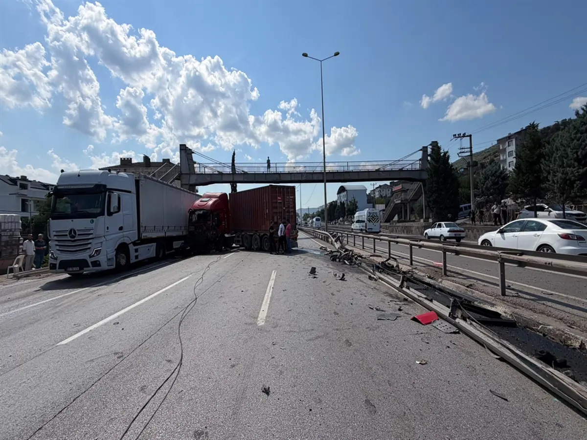 Kocaeli'nin Körfez ilçesi D-100 Karayolu'nda lastiği patlayan TIR, bariyerleri aşıp