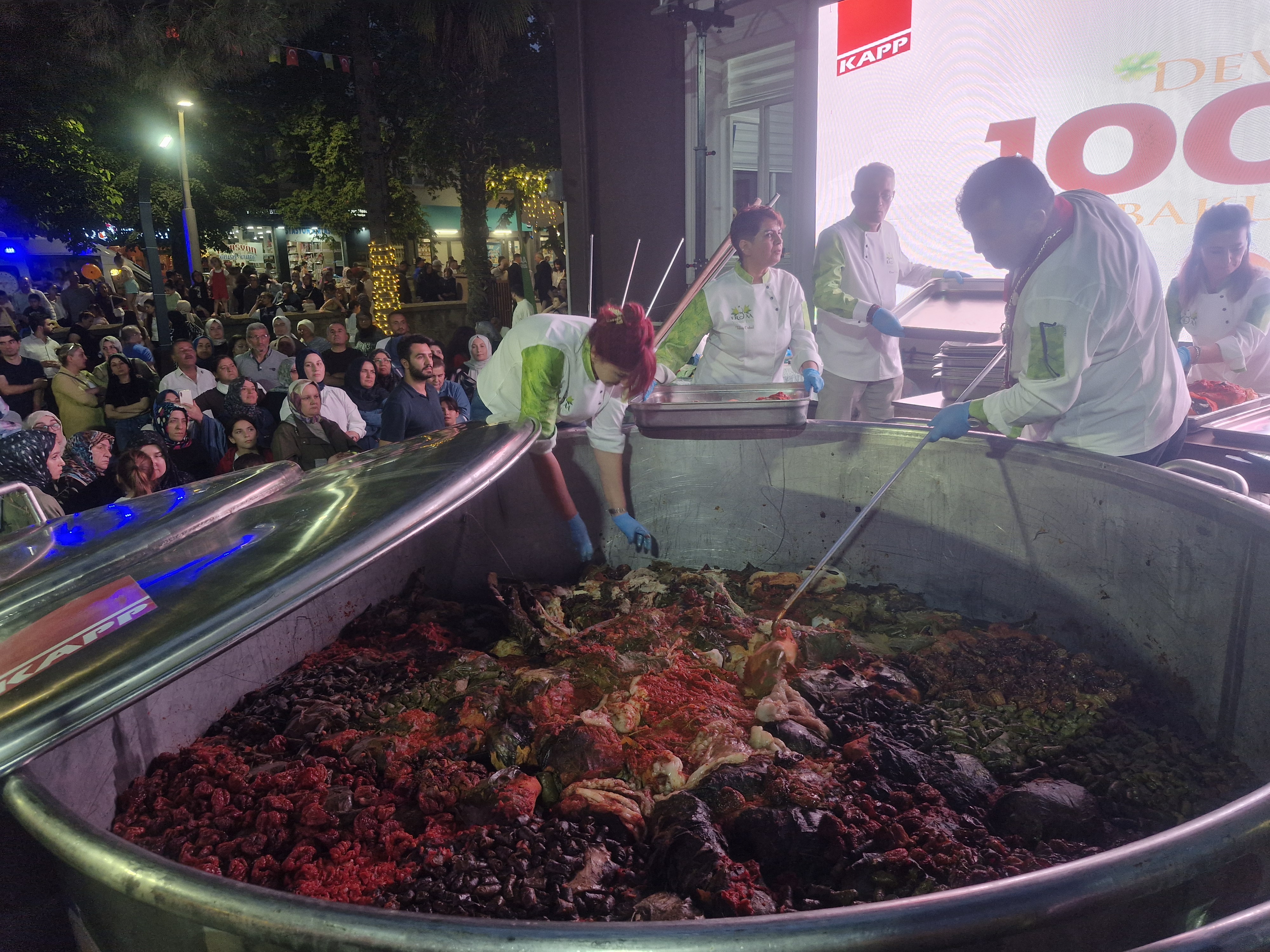 Uluslararası Erbaa Yaprak Festivali'nde dev kazanda yaklaşık 7 saatte pişirilen