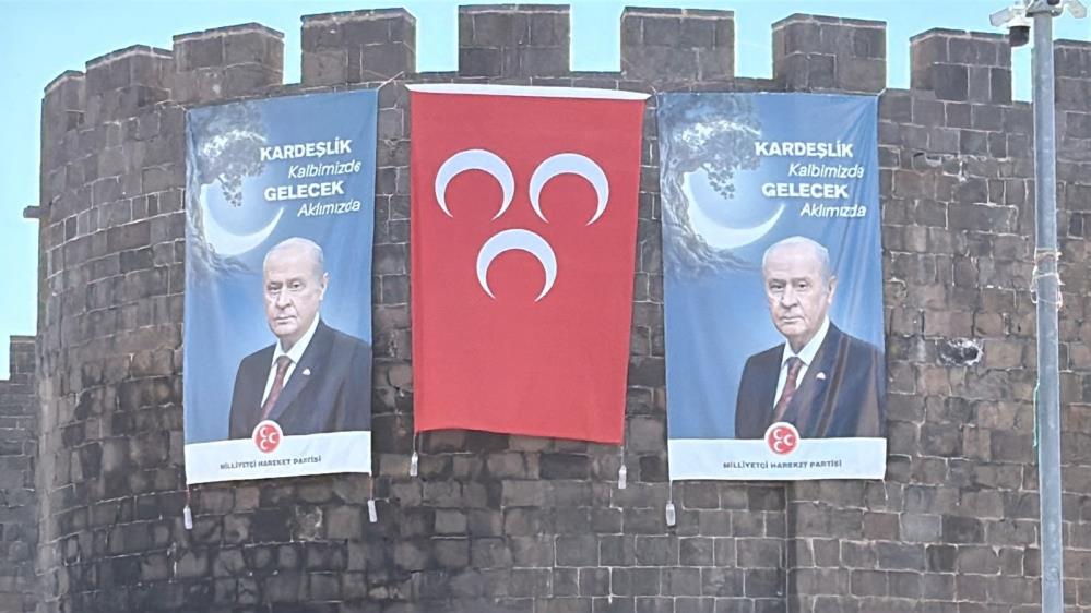 Diyarbakır'daki Dağkapı Burcu'na MHP lideri Devlet Bahçeli'nin pankartları asıldı.