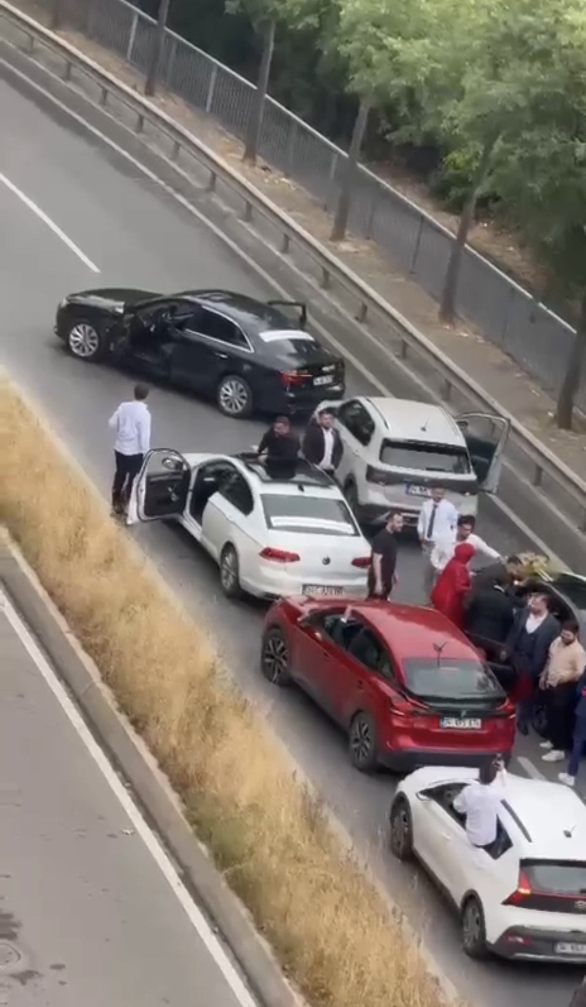 Pendik'te düğün konvoyu sırasında yolu kapatarak trafiği tehlikeye düşüren sürücüler,