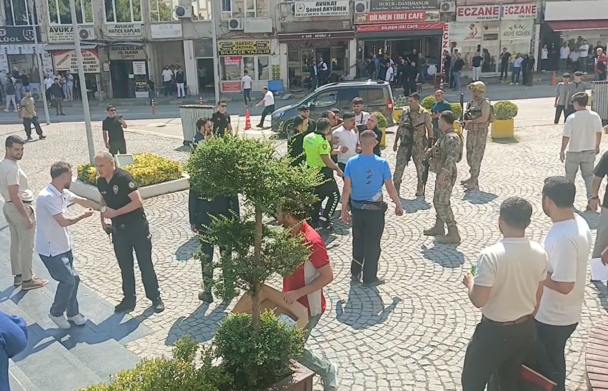 Bursa'da duruşma salonunda başlayan tartışma adliyenin dışında devam etti. Çıkan