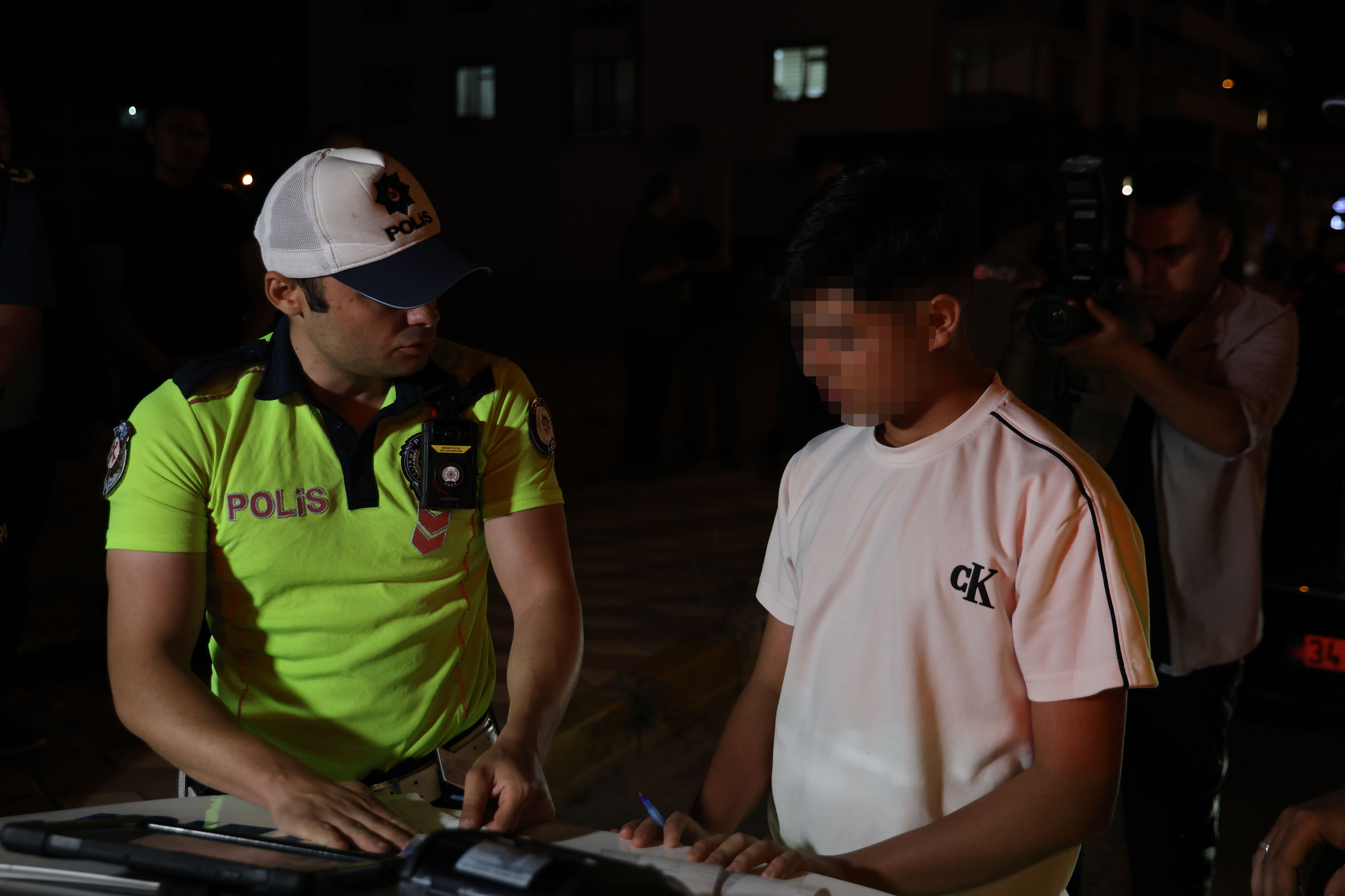Elazığ'da polis ekipleri tarafından gerçekleştirilen asayiş uygulamasında ehliyetsiz araç kullanan