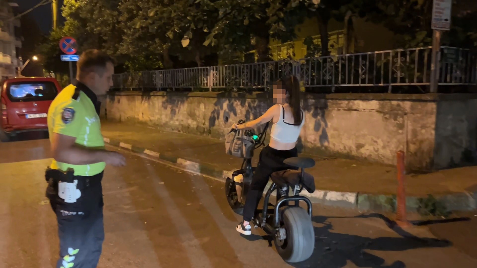 Bursa'da alkol denetimi sırasında şüpheli seyreden elektrikli bisiklet sürücüsü durduruldu.