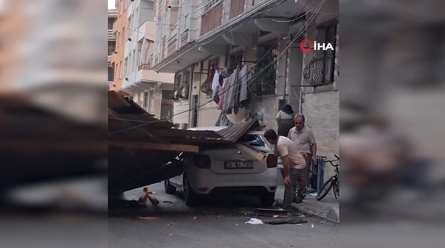 Esenler'de etkili olan fırtına nedeniyle bir binanın çatısının uçarak sokağa