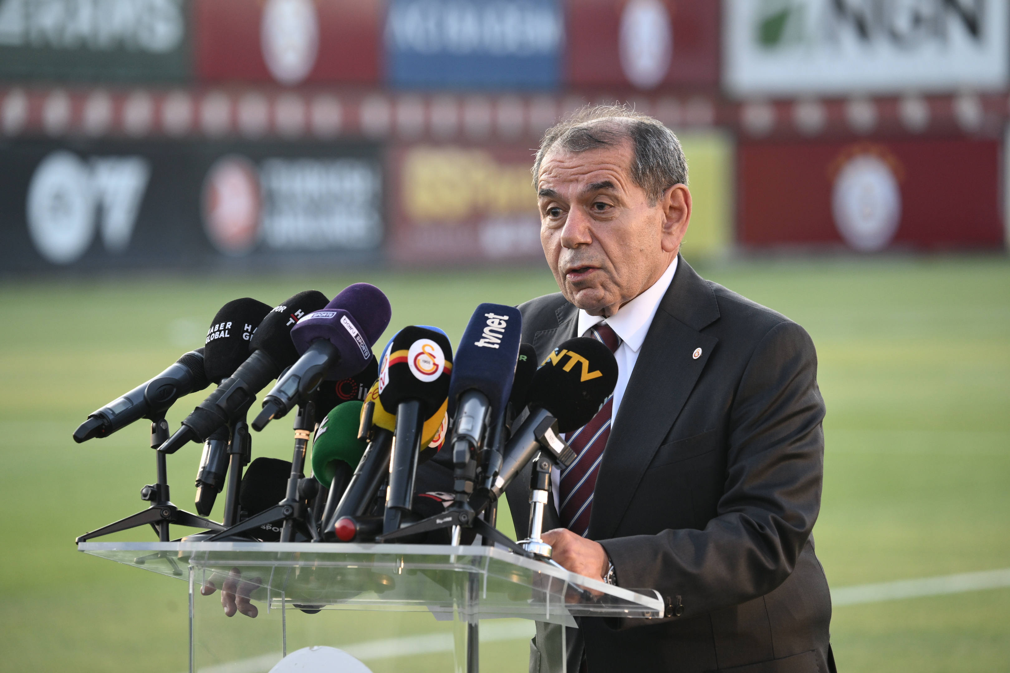 Galatasaray Kulübü Başkanı Dursun Özbek, sarı-kırmızılı camiaya yakışır transferleri yapacaklarını