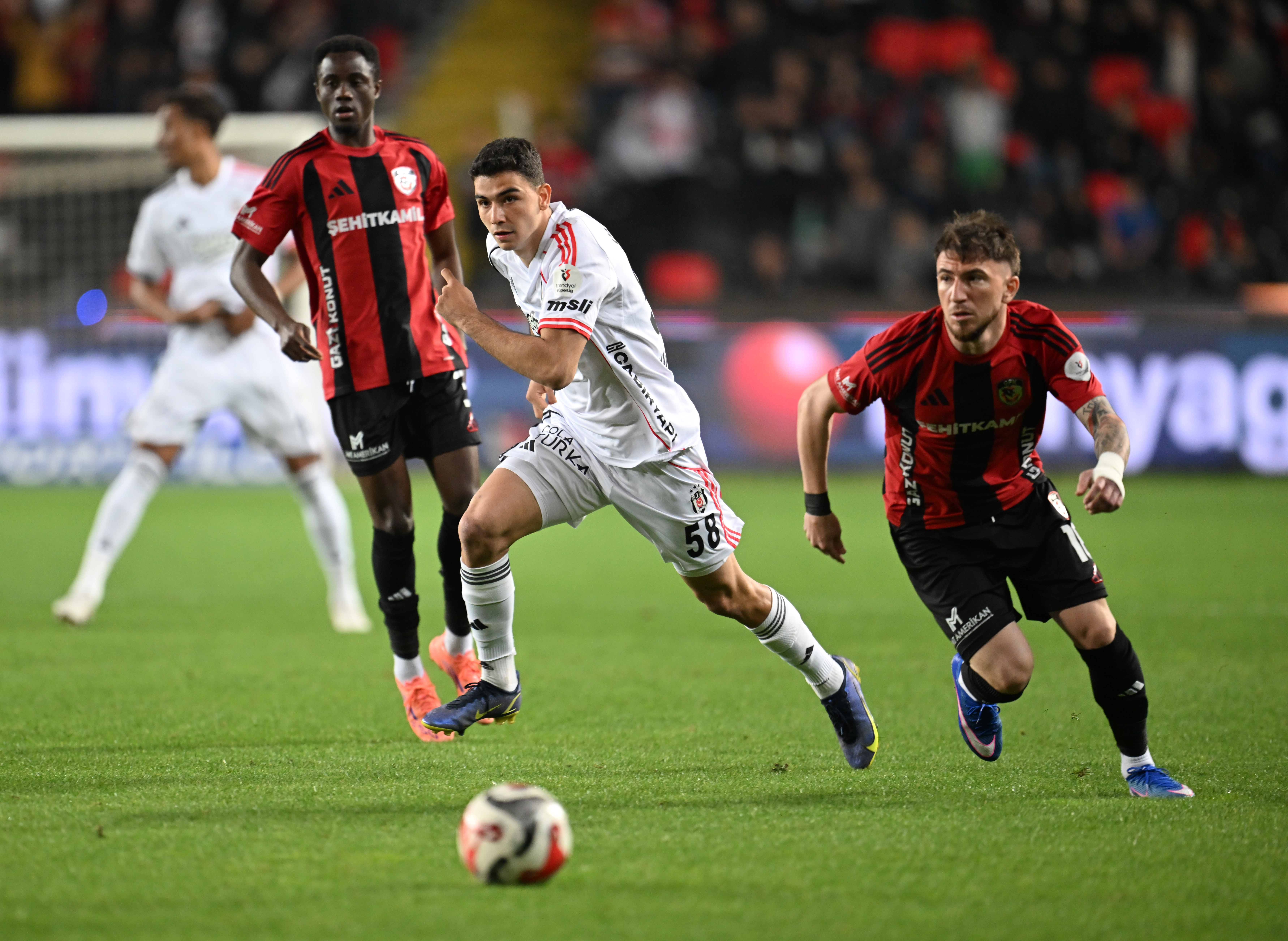 Süper Lig ekiplerinden Gaziantep FK'da 5 futbolcuyla yollar ayrıldı.